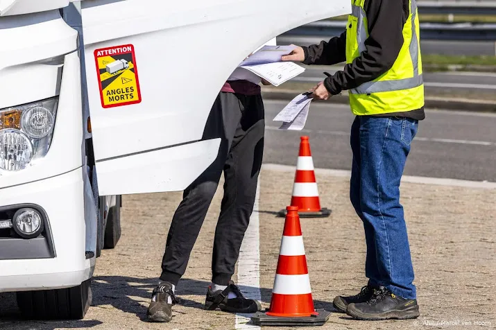 helft vrachtwagens in overtreding bij benelux controle
