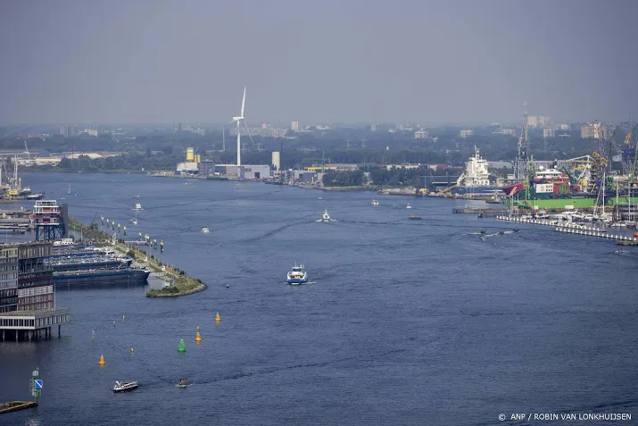 helft windmolens amsterdam komt in het havengebied
