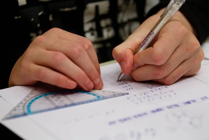 hema waarschuwt voor drukfout geodriehoek