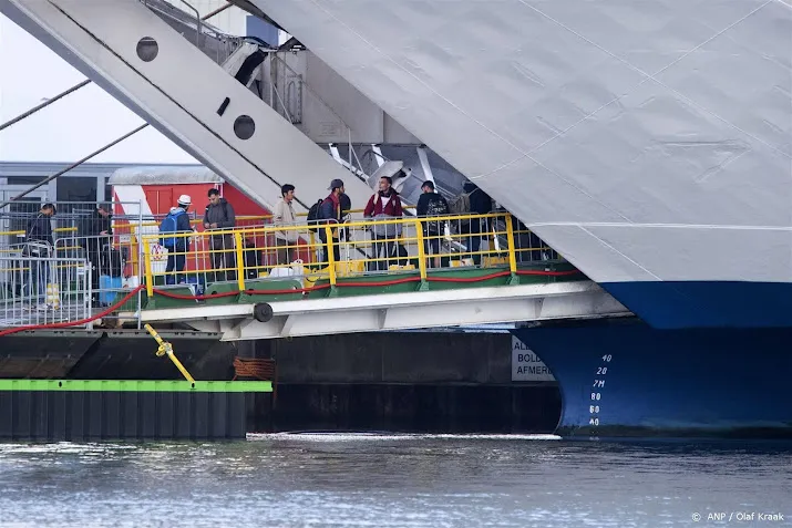 hendrik ido ambacht herbergt maximaal 200 vluchtelingen op boot