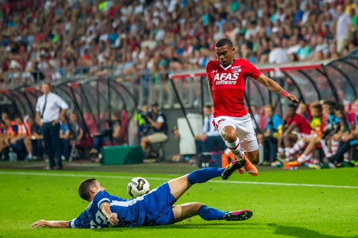 heracles neemt dos santos van az over