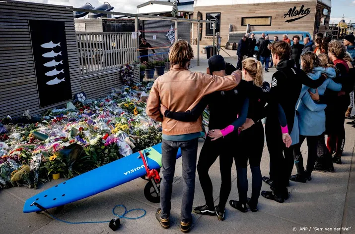 herdenking omgekomen surfers in scheveningen