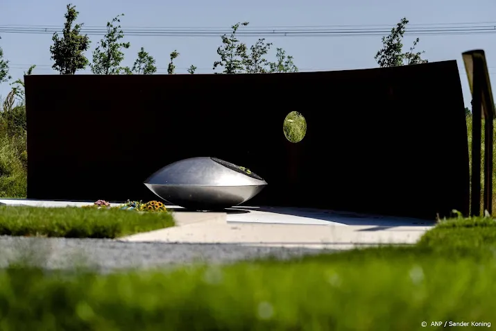 herdenking slachtoffers vliegramp mh17 in vijfhuizen en hilversum