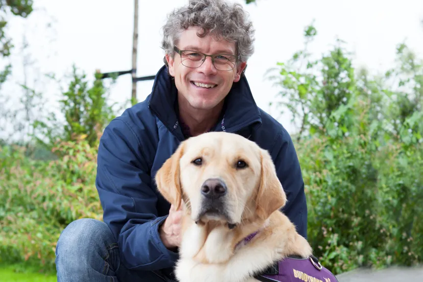herman pestman met buddyhond in opleiding1