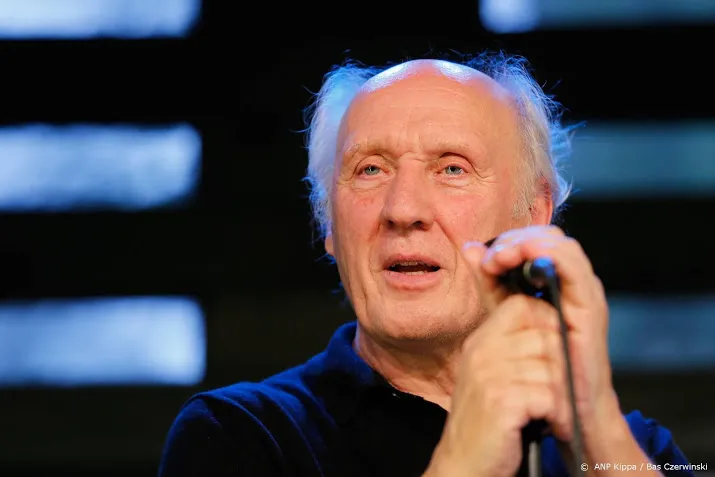 herman van veen helpt renoverend singer