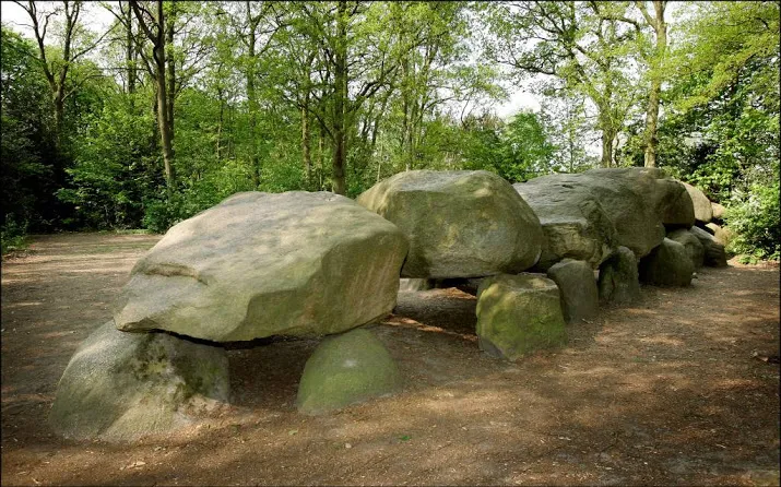 het hunebed is een monument geen speelplaats