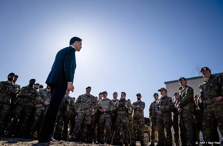 het is nu wel serieus zegt rutte tegen militairen in litouwen