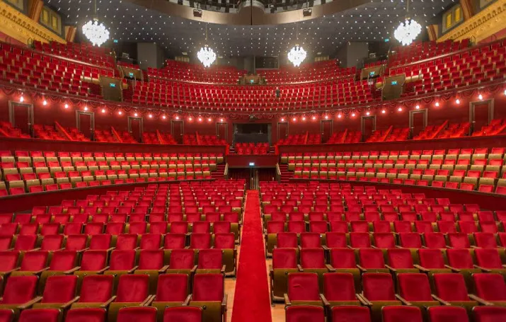 het pauperparadijs 36 keer te zien in carre