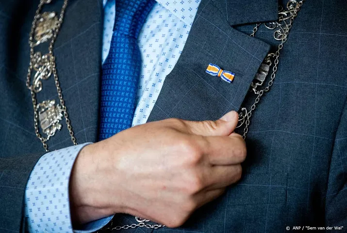 het regent alsnog onderscheidingen op uitgestelde lintjesregen