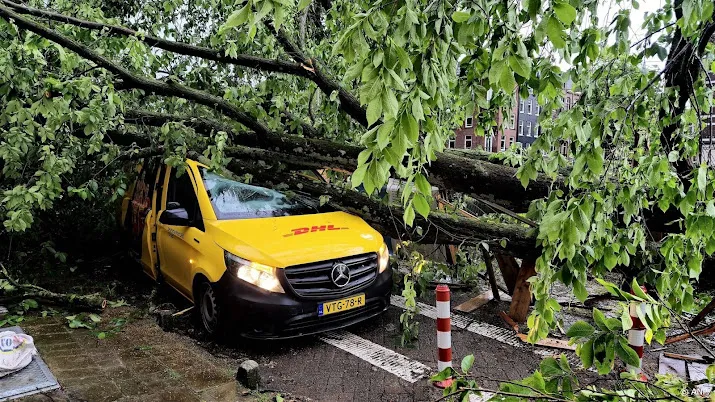 hier en daar schade door zware regen en wind