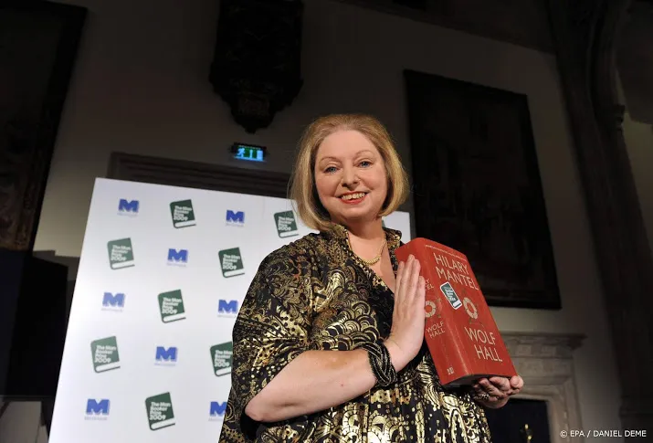 hilary mantel naar crossing border