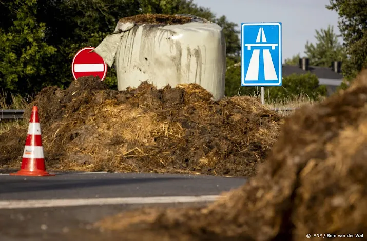 hinder voor verkeer meerdere wegen afgesloten vanwege blokkades