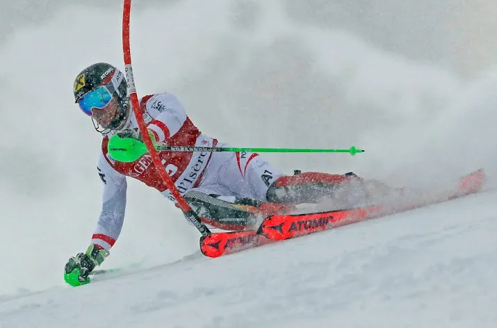 hirscher wint slalom na inhaalrace
