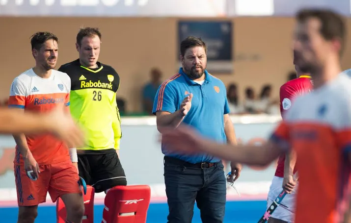 hockeyers zwaaien uit tegen ierland