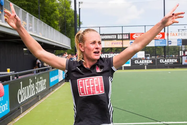 hockeyster vega beeindigt loopbaan