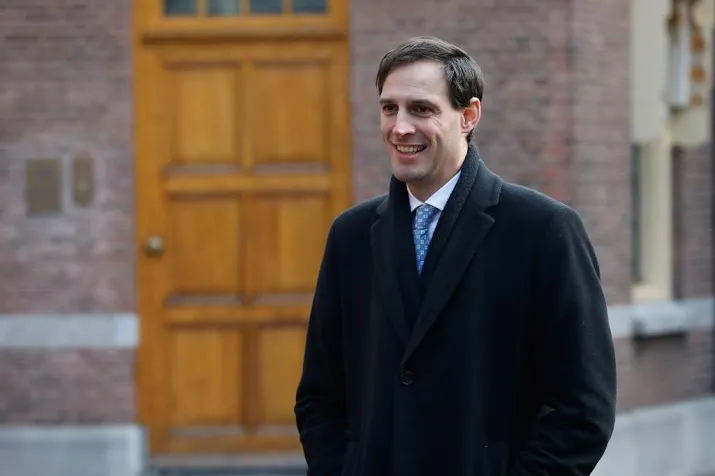 hoekstra aan de slag met beloningen bankiers
