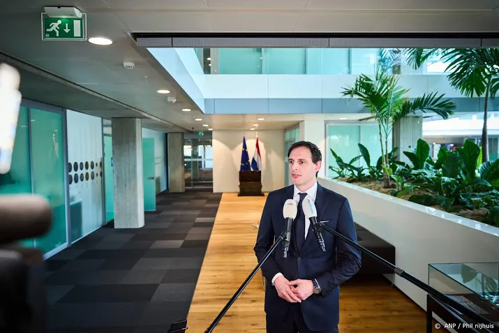 hoekstra abn amro bekent met schikking wel degelijk schuld