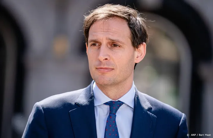 hoekstra beschermt kleine spaarder met toezegging over rente