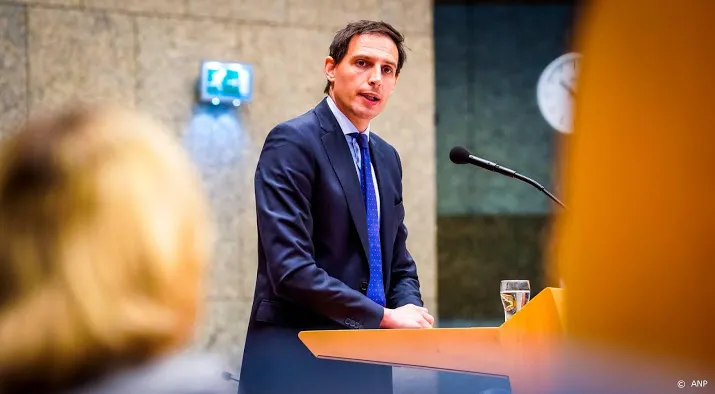 hoekstra blijft hard aan de slag als minister