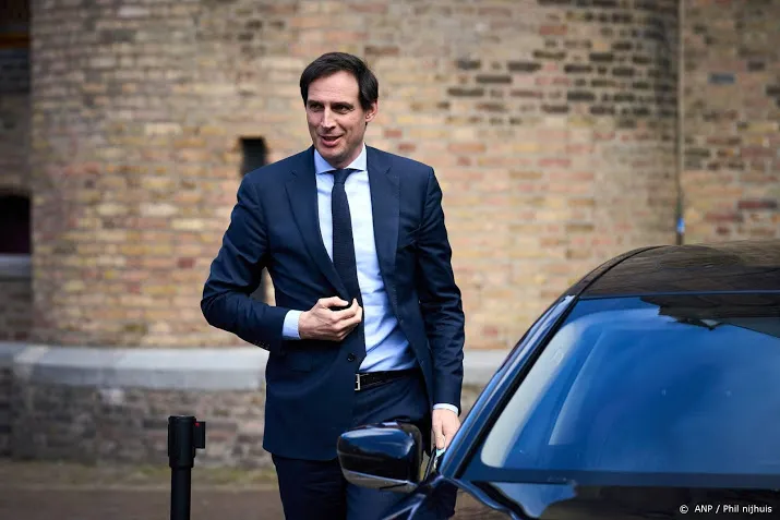 hoekstra cda wil nog niet aansluiten bij liberaal motorblok