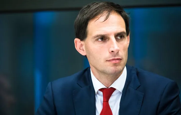 hoekstra eu witwasregels onder loep nemen