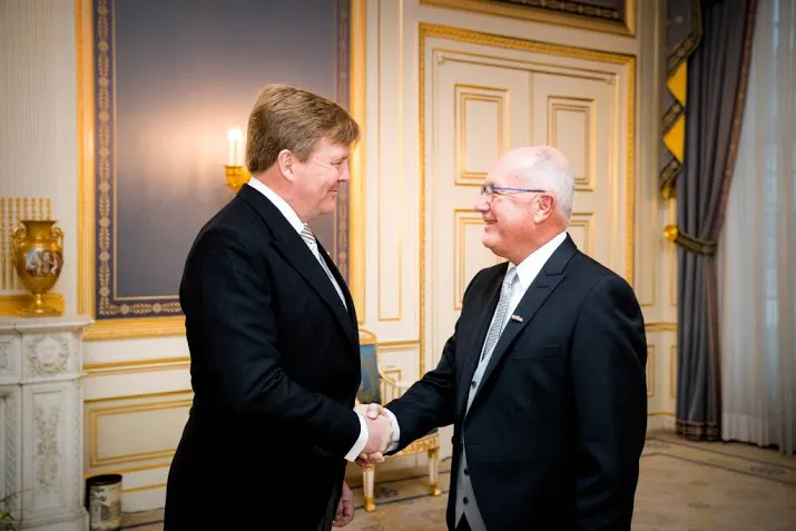 hoekstra gaat niet in op brandende politici