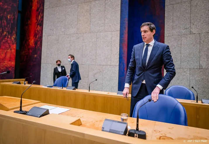 hoekstra geen haast met eventuele bezuinigingen