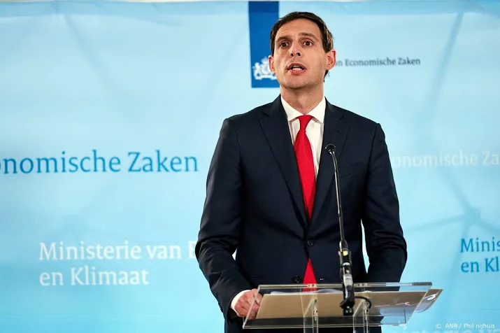 hoekstra houdt vast aan besparingsopdracht bij klm