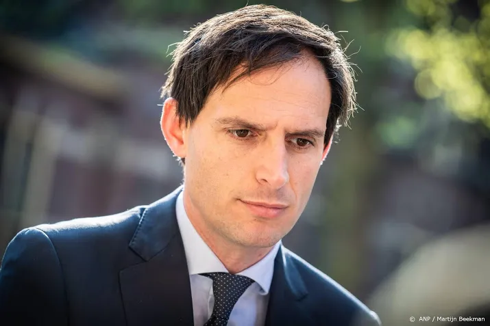 hoekstra logische eerste stap tegen italie