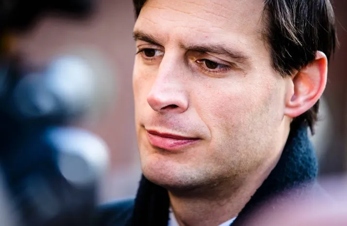 hoekstra loonsverhoging top asr zeer fors