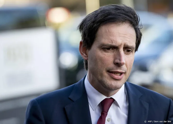 hoekstra schaamrood op de kaken over optreden fiscus