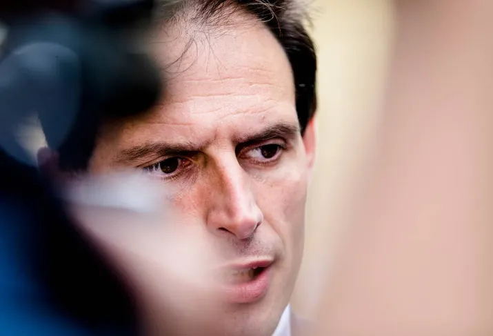 hoekstra somberder over italie na toelichting