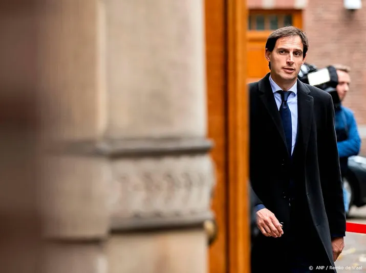hoekstra verlengt contract ing met fiscus