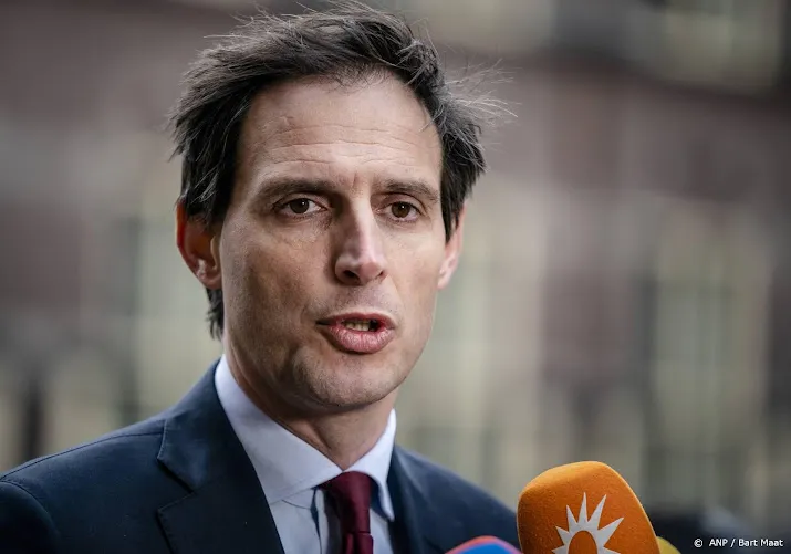 hoekstra volstrekt ongepast dat poetin nucleaire kaart speelt