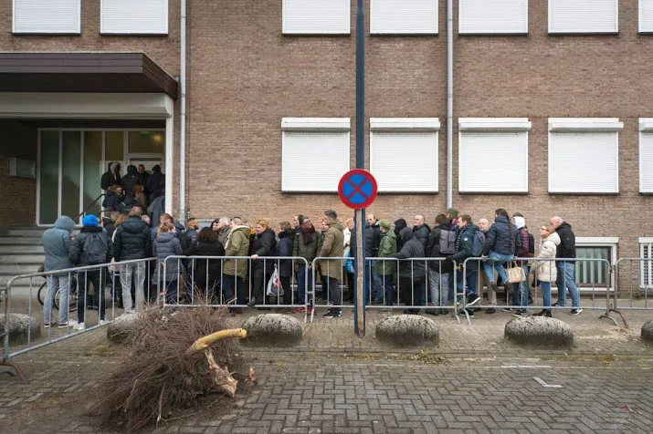 holleeder trekt volle zaal aan parnassusweg