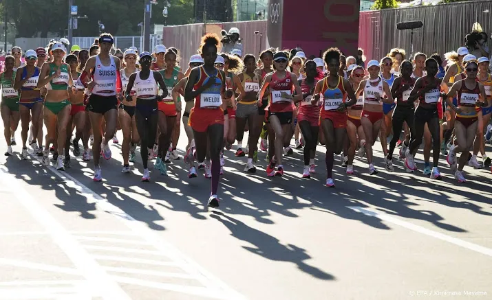 holterman en deelstra bikkelen naar de finish in hete marathon