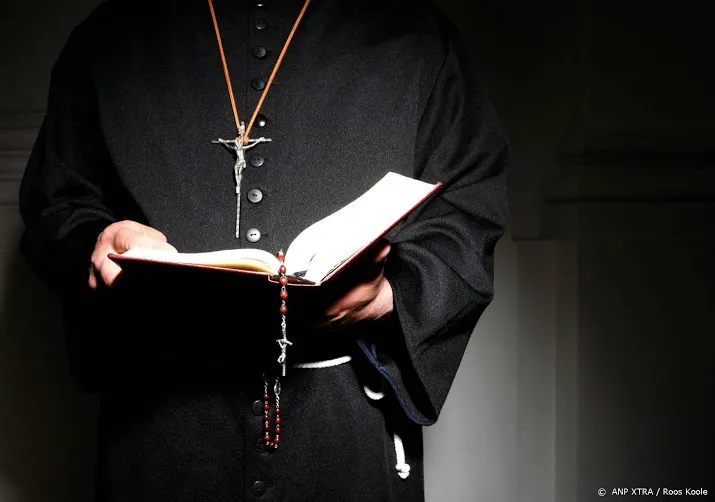 homoseksuele priester vecht ontslag aan