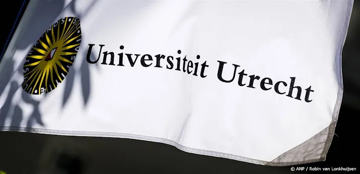 honderden betogers lopen van domplein richting bibliotheek uu
