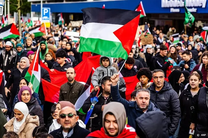 honderden betuigen in den haag steun aan palestijnen