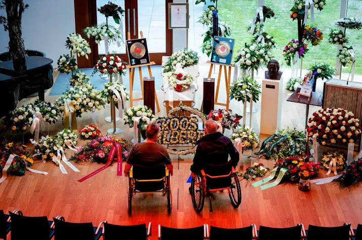 honderden brengen koos alberts laatste groet