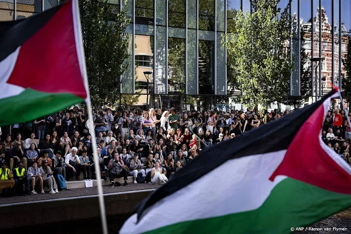 honderden demonstranten bij walk out roeterseilandcampus