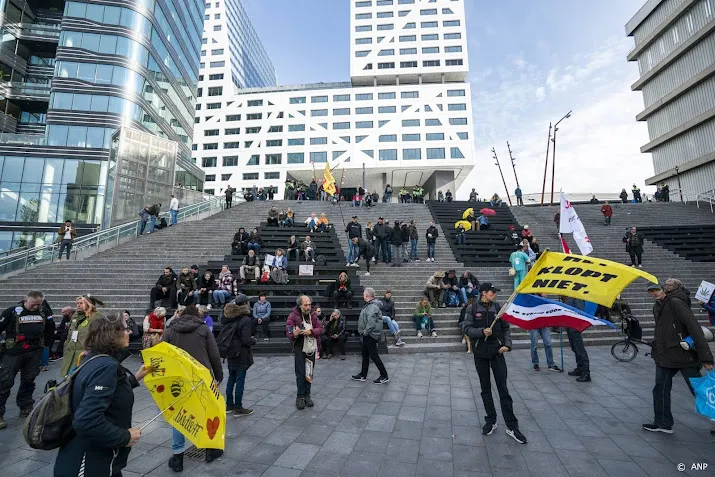 honderden demonstranten nederland in verzet trekken door utrecht