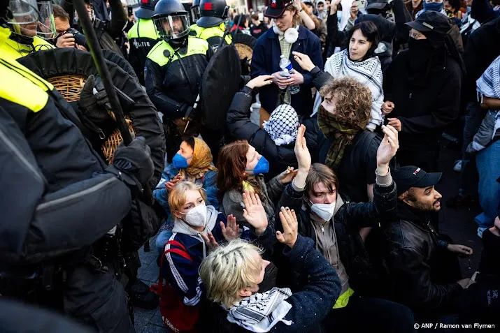 honderden demonstranten worden tegengehouden op het rokin