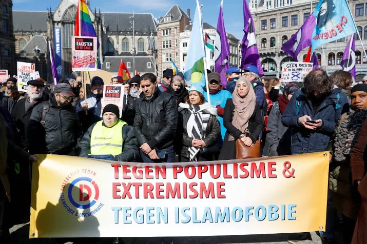 honderden demonstreren tegen racisme