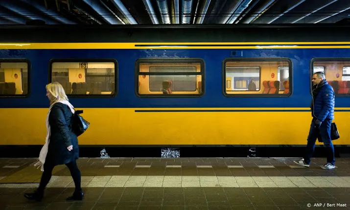 honderden drie uur vast in gestrande trein