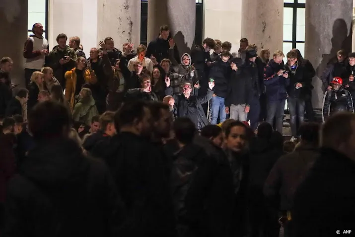 honderden feestende mensen bij gerechtsgebouw leeuwarden