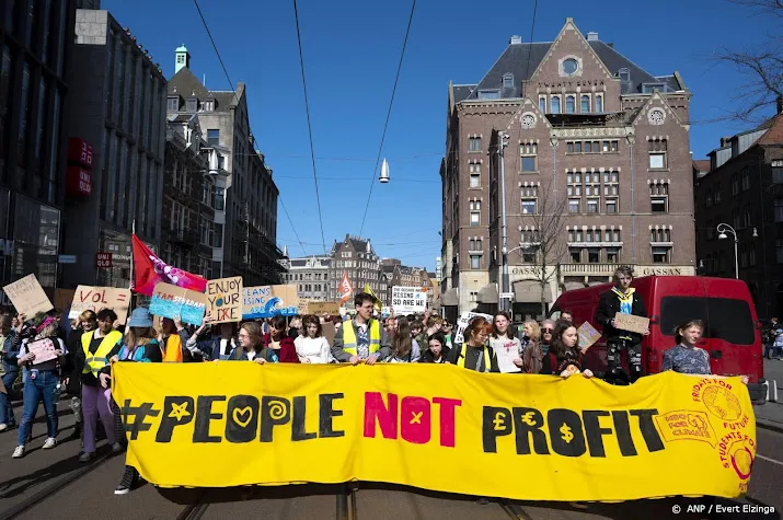 honderden jongeren op de dam voor klimaatstaking