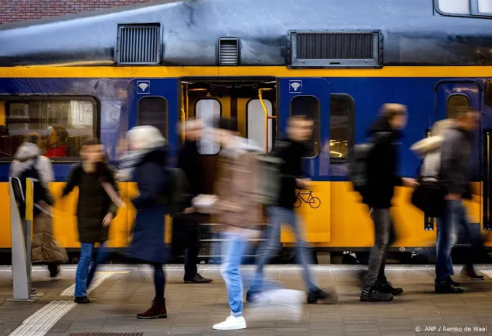 honderden kantoormedewerkers en beveiligers springen bij in trein