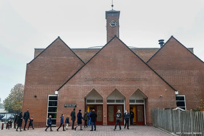 honderden kerkgangers in barneveld