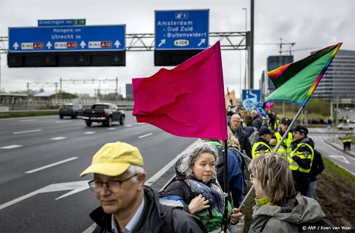 honderden klimaatactivisten klaar voor demonstratie a10